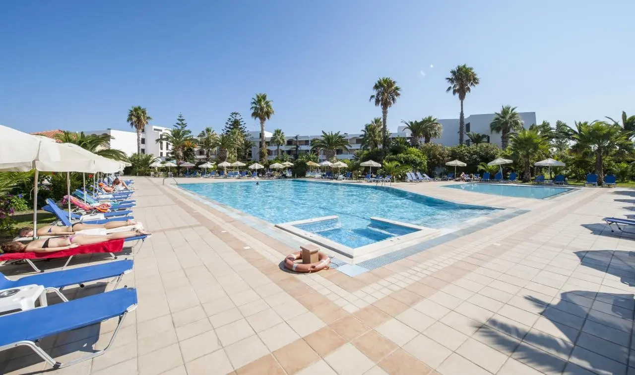 Basen w hotelu Tigaki Beach