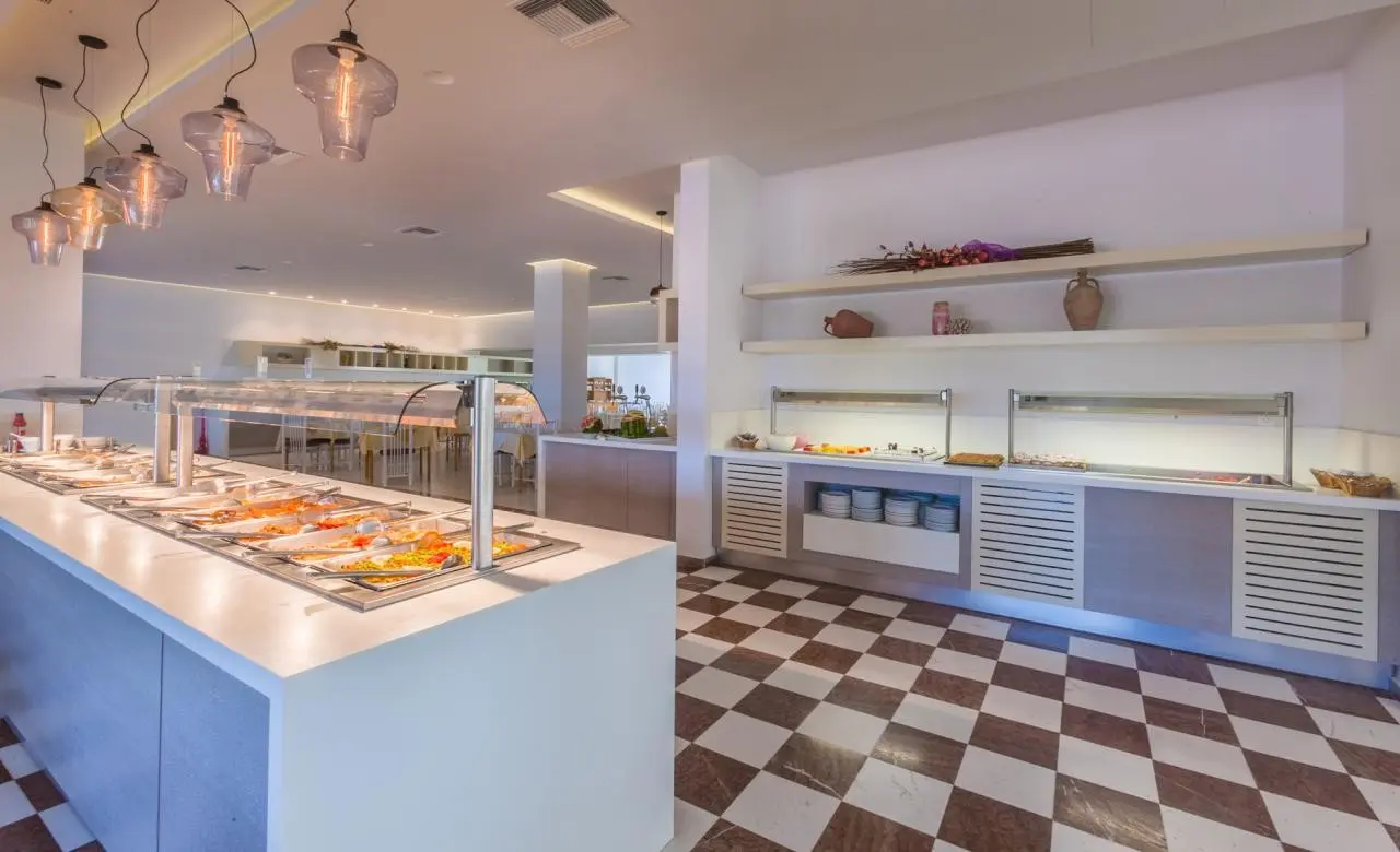 Restauracja i jedzenie w hotelu Tigaki Beach
