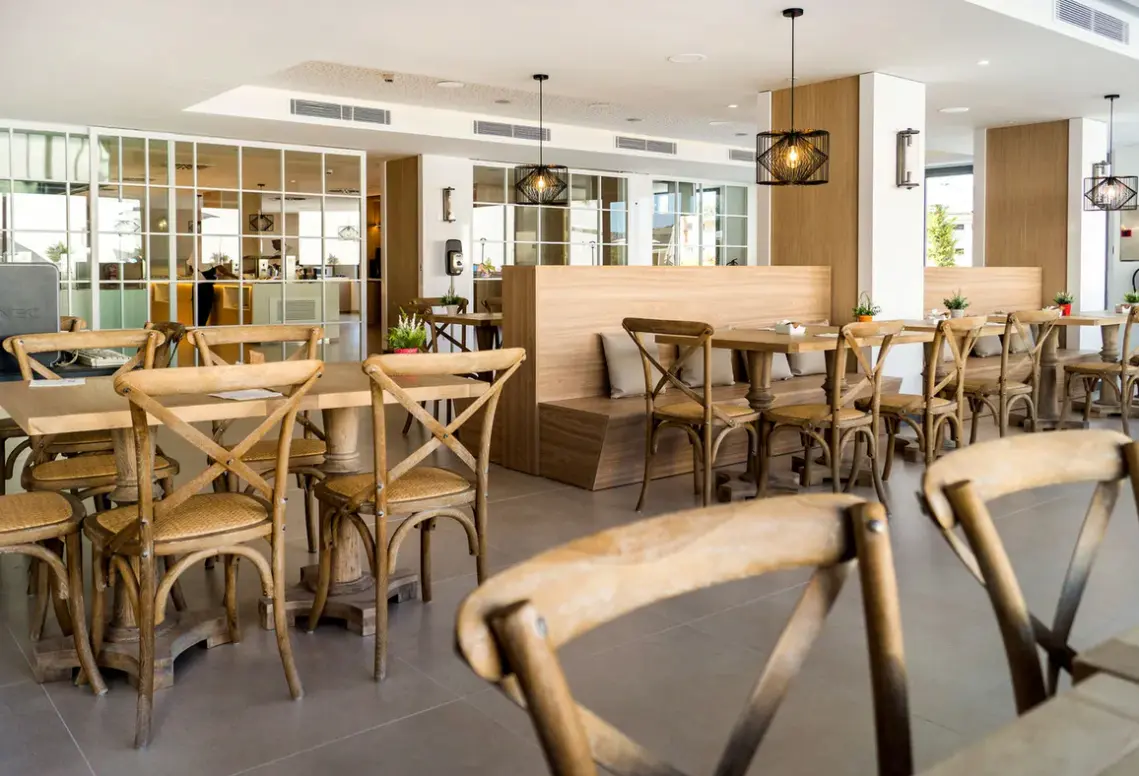 Restauracja i jedzenie w hotelu Tomir Portals Suites
