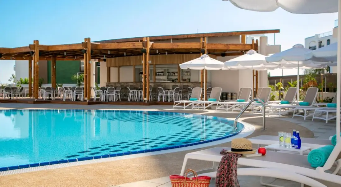 Basen w hotelu Vangelis Hotel & Suites