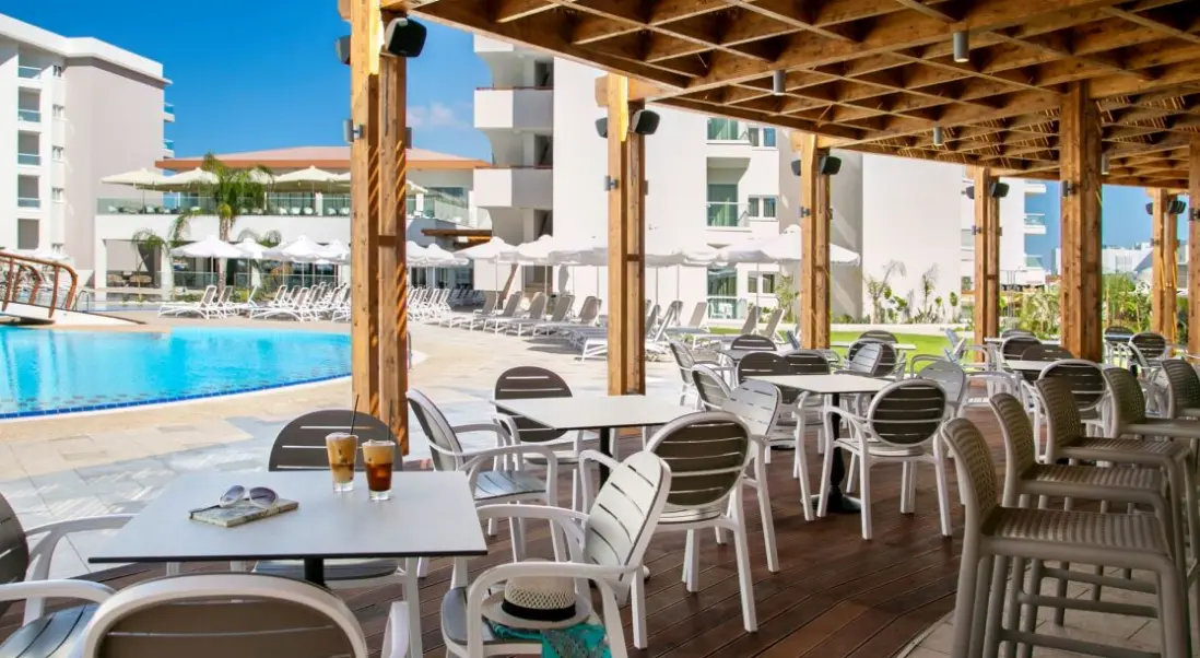 Basen w hotelu Vangelis Hotel & Suites