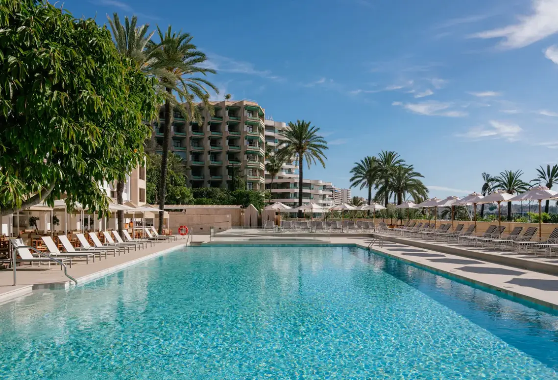 Basen w hotelu Victoria Gran Melia
