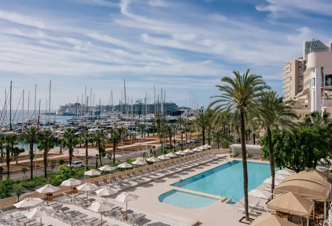 Basen w hotelu Victoria Gran Melia
