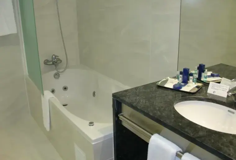 Łazienka w pokoju hotelu Vip Executive Azores Hotel