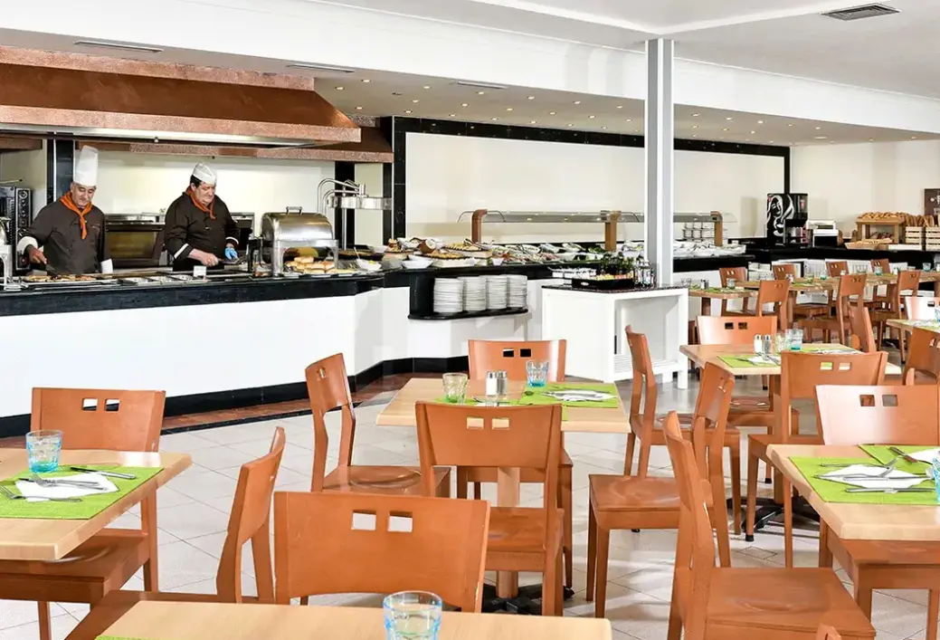 Restauracja i jedzenie w hotelu AluaSun Cala Antena