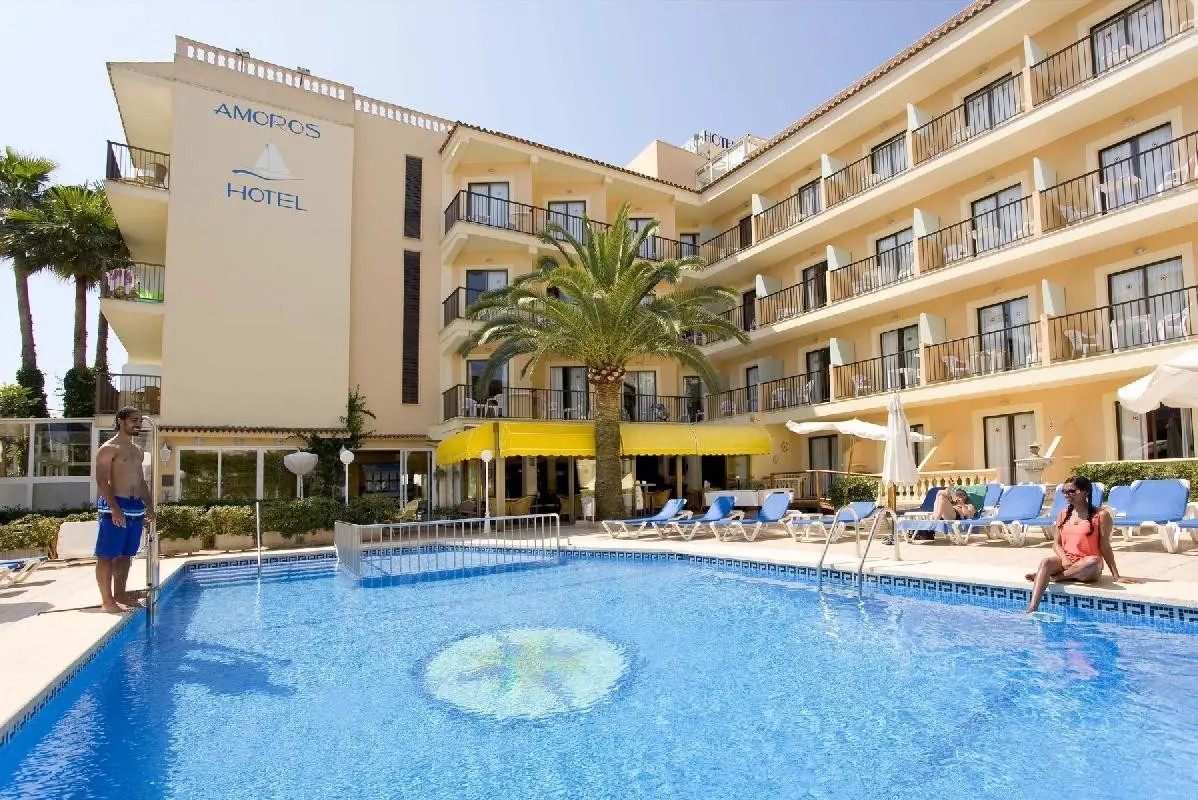 Basen w hotelu Amoros