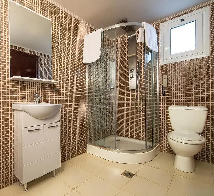 Łazienka w pokoju hotelu Anavadia