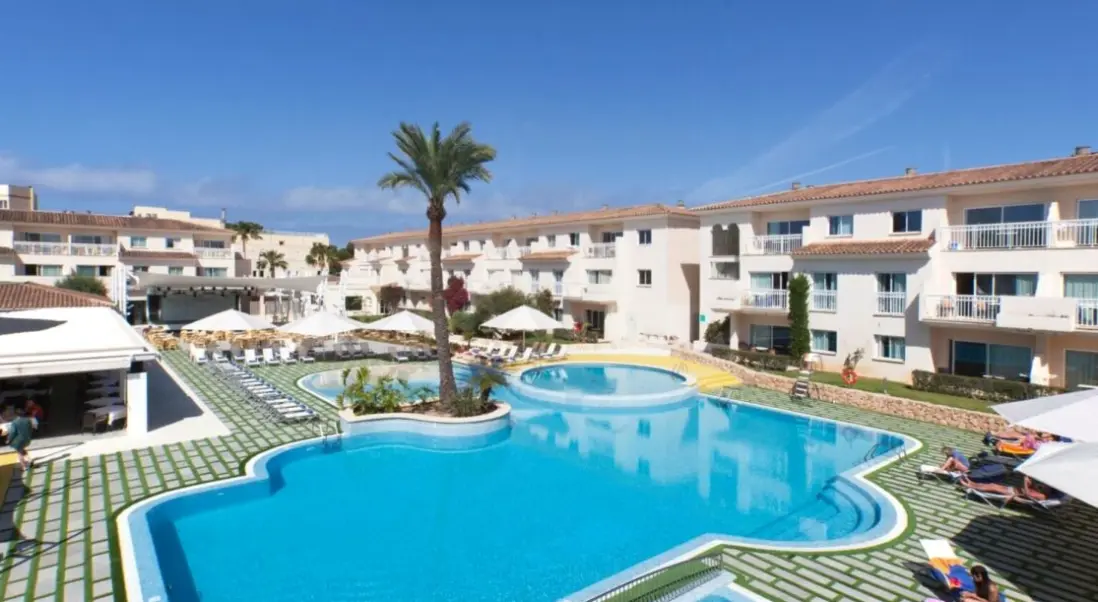 Basen w hotelu Aparthotel Isla de Cabrera