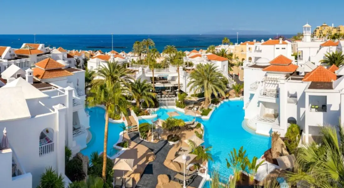 Basen w hotelu Aptos. Lagos de Fanabe