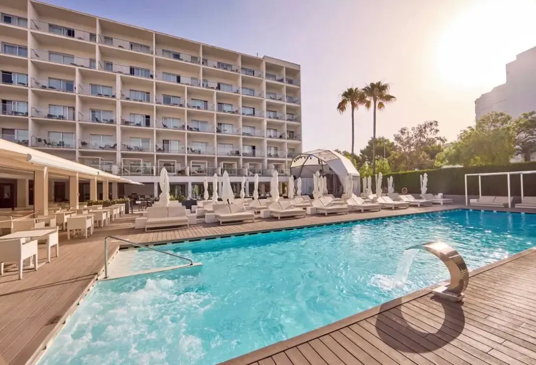 Basen w hotelu Astoria Playa