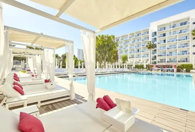 Basen w hotelu Astoria Playa