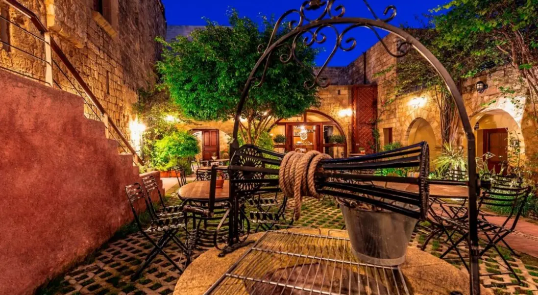 Restauracja i jedzenie w hotelu Avalon Boutique Suites