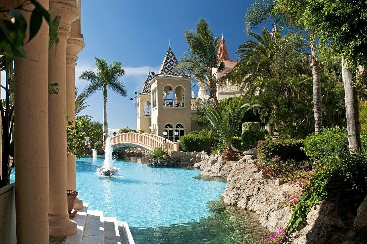 Basen w hotelu Bahia del Duque
