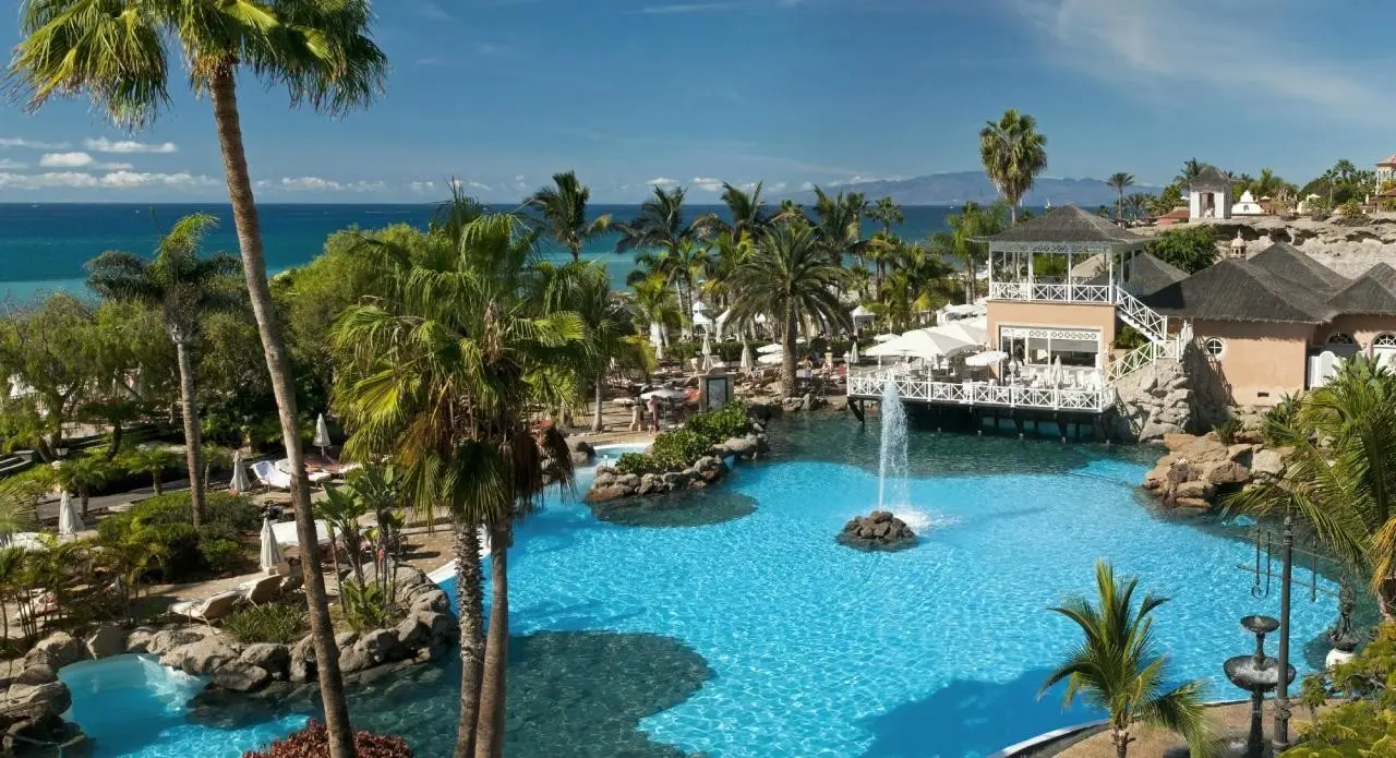 Basen w hotelu Bahia del Duque