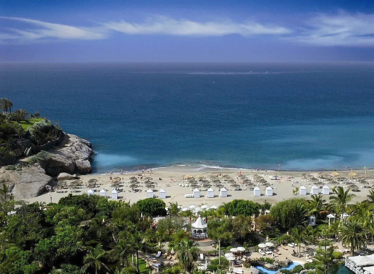 Plaża przy hotelu Bahia del Duque