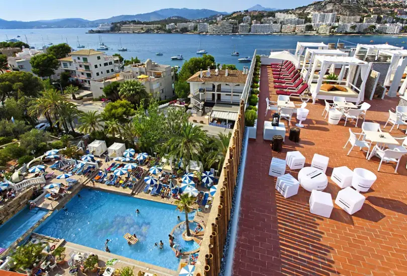 Basen w hotelu Bahia del Sol