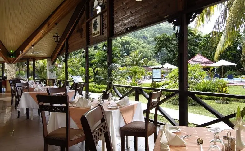 Restauracja i jedzenie w hotelu Berjaya Praslin Resort