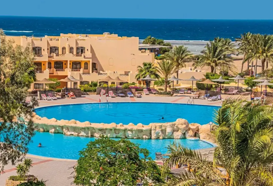 Basen w hotelu Blend Elphistone Resort