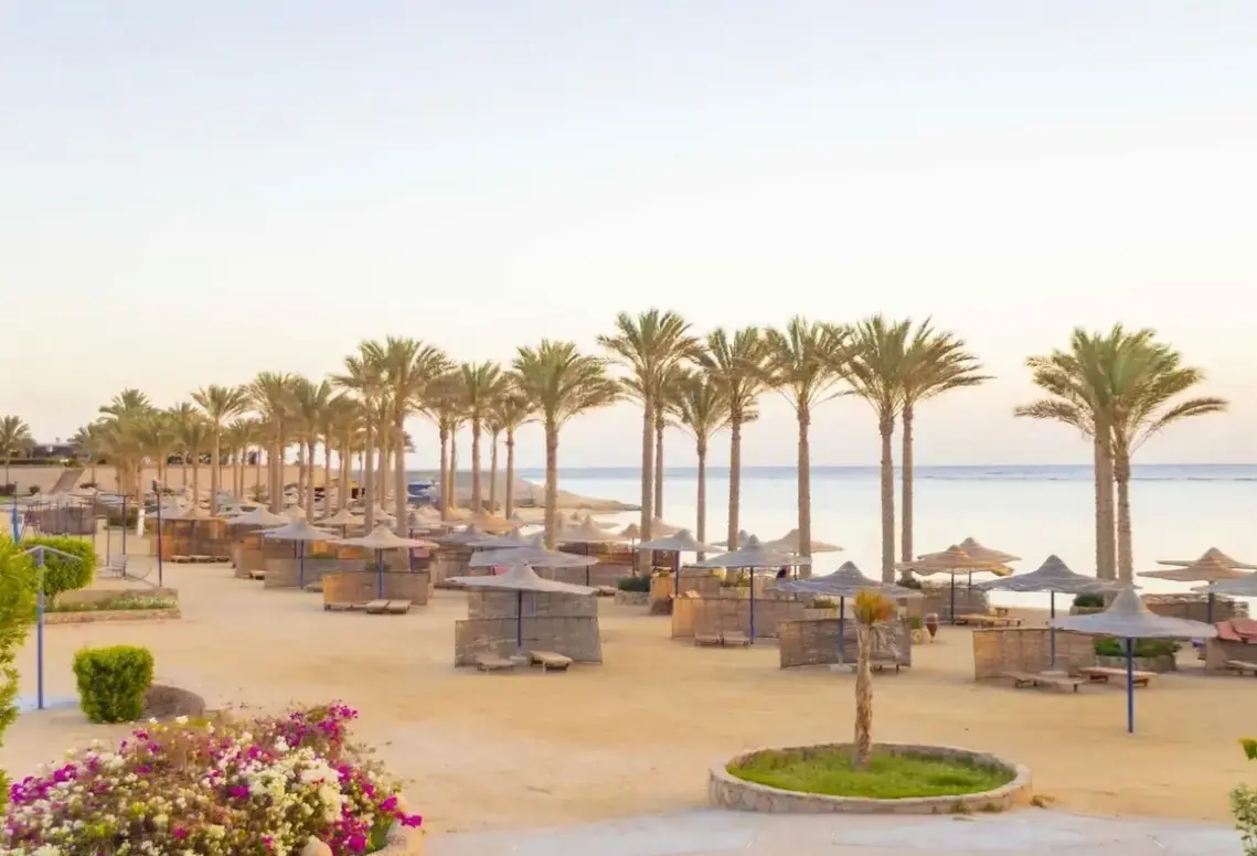 Plaża przy hotelu Blend Elphistone Resort