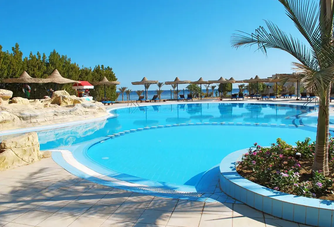 Basen w hotelu Blend Elphistone Resort