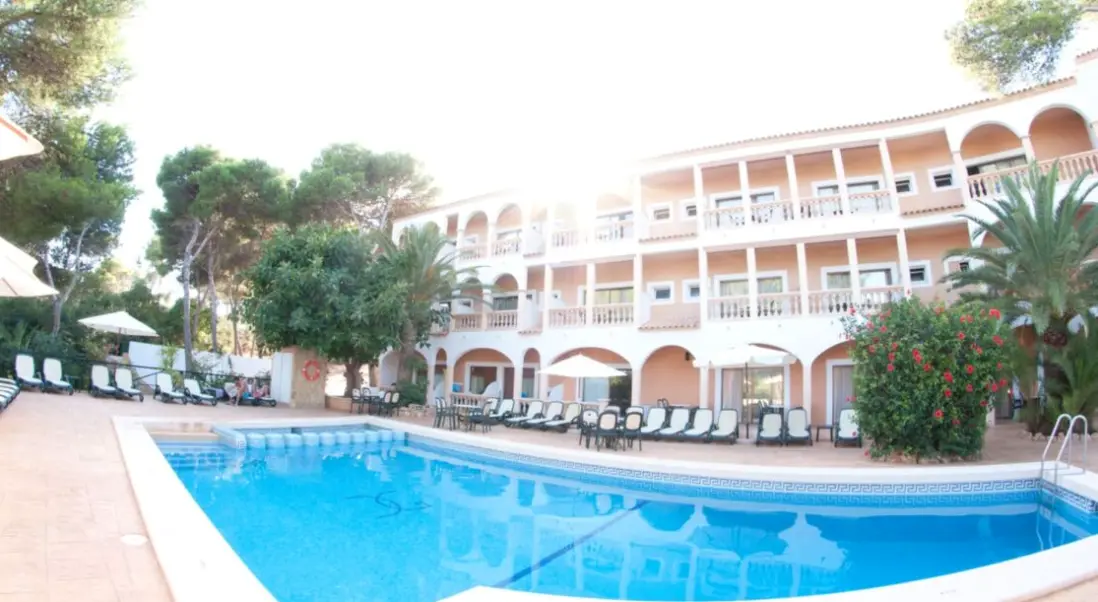 Basen w hotelu Cala Gat