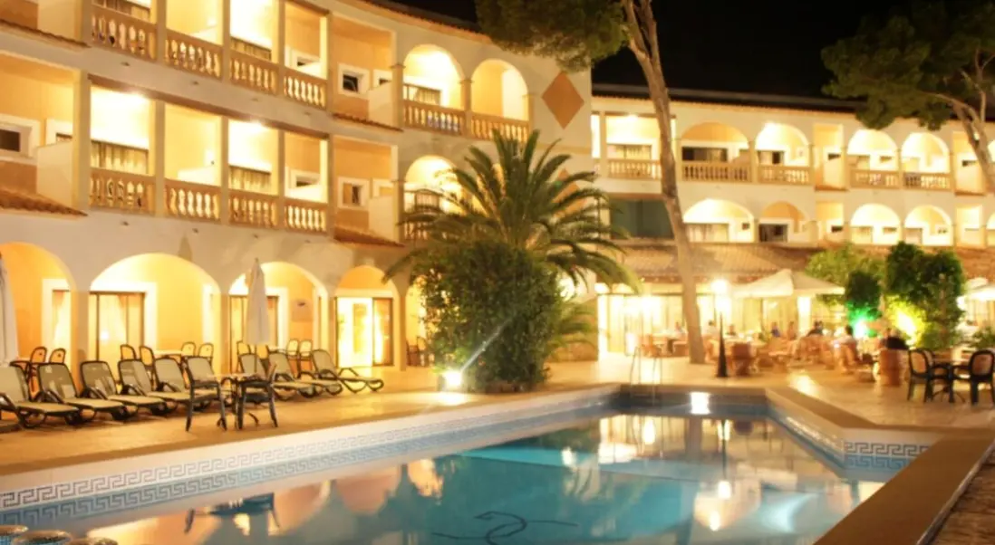Basen w hotelu Cala Gat