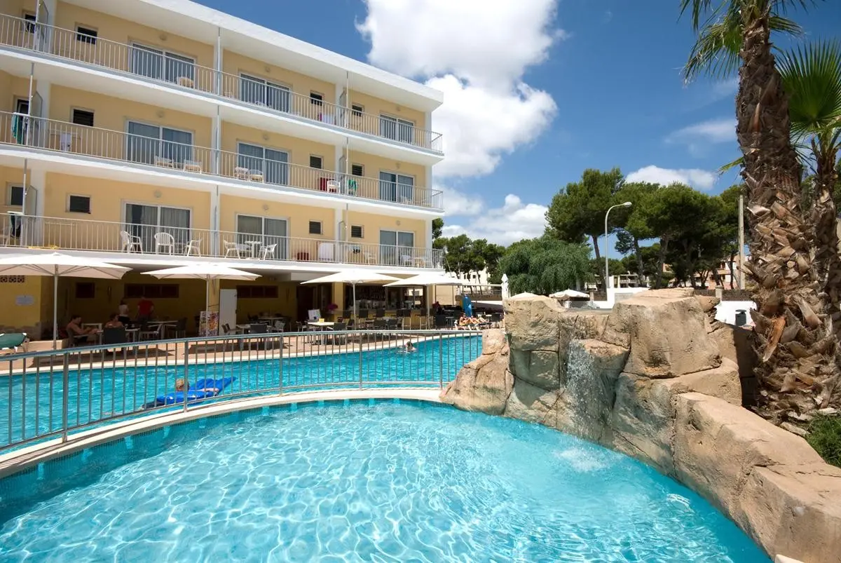 Basen w hotelu Capricho