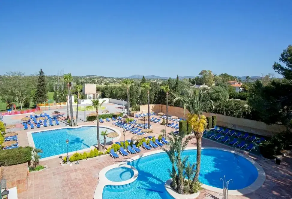 Basen w hotelu Castell dels Hams