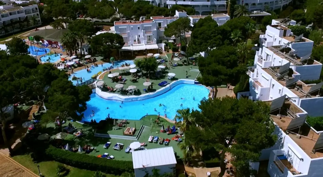 Basen w hotelu Club Es Talaial
