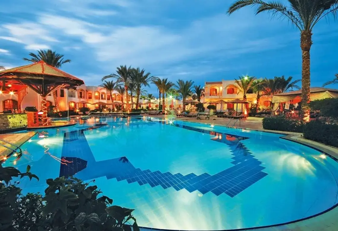 Basen w hotelu Coral Hills Resort