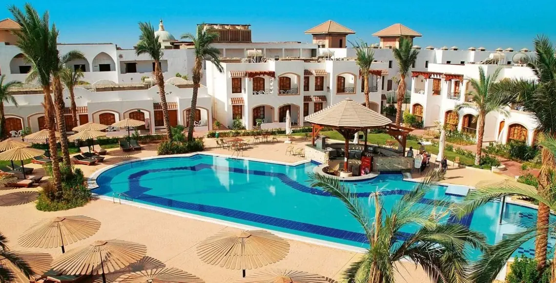 Basen w hotelu Coral Hills Resort
