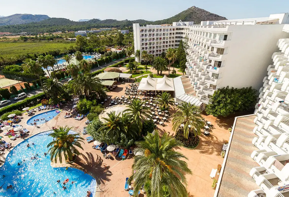 Basen w hotelu Eix Lagotel
