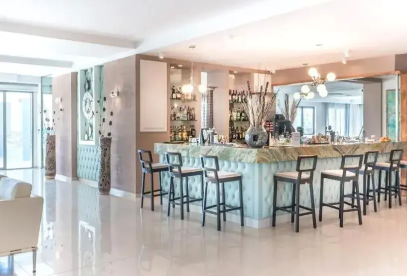 Restauracja i jedzenie w hotelu Elinotel Sermilia Resort