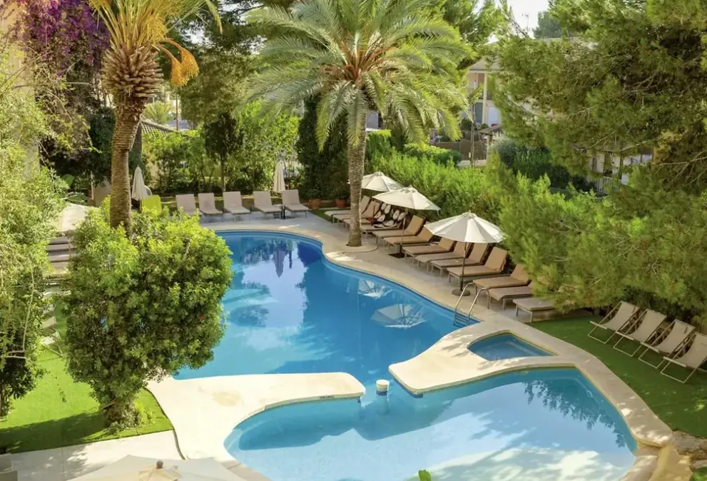 Basen w hotelu Es Baulo Petit Hotel