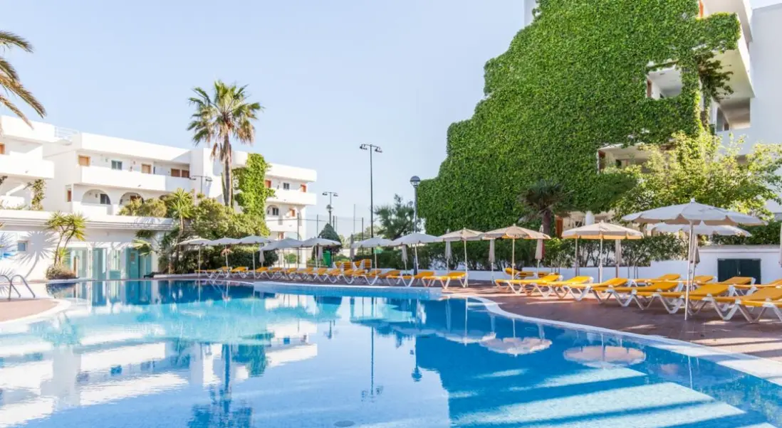 Basen w hotelu Es Bolero