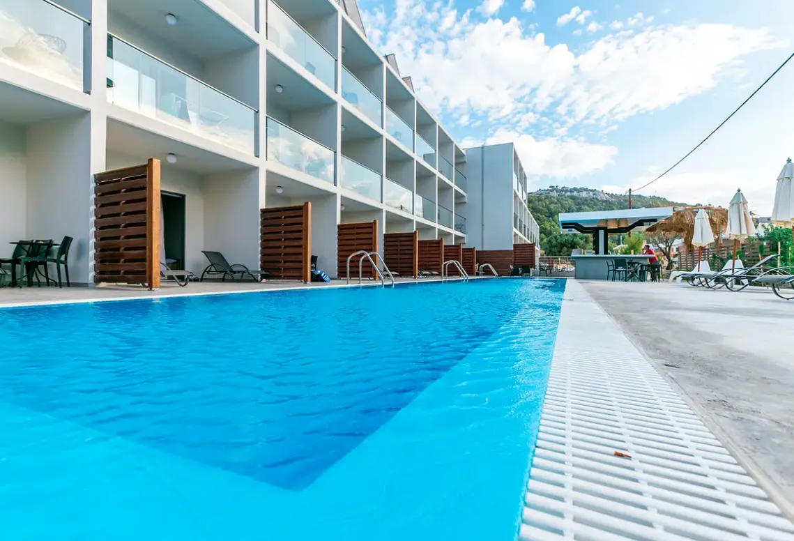 Basen w hotelu Evita Resort