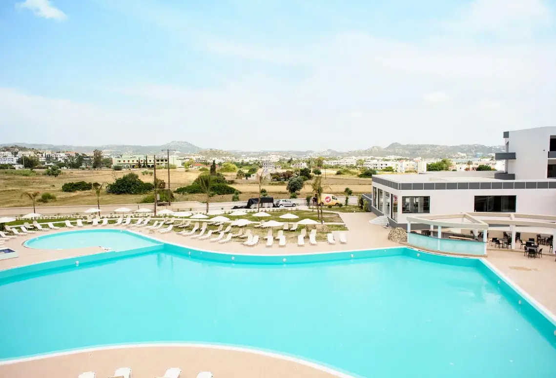 Basen w hotelu Evita Resort