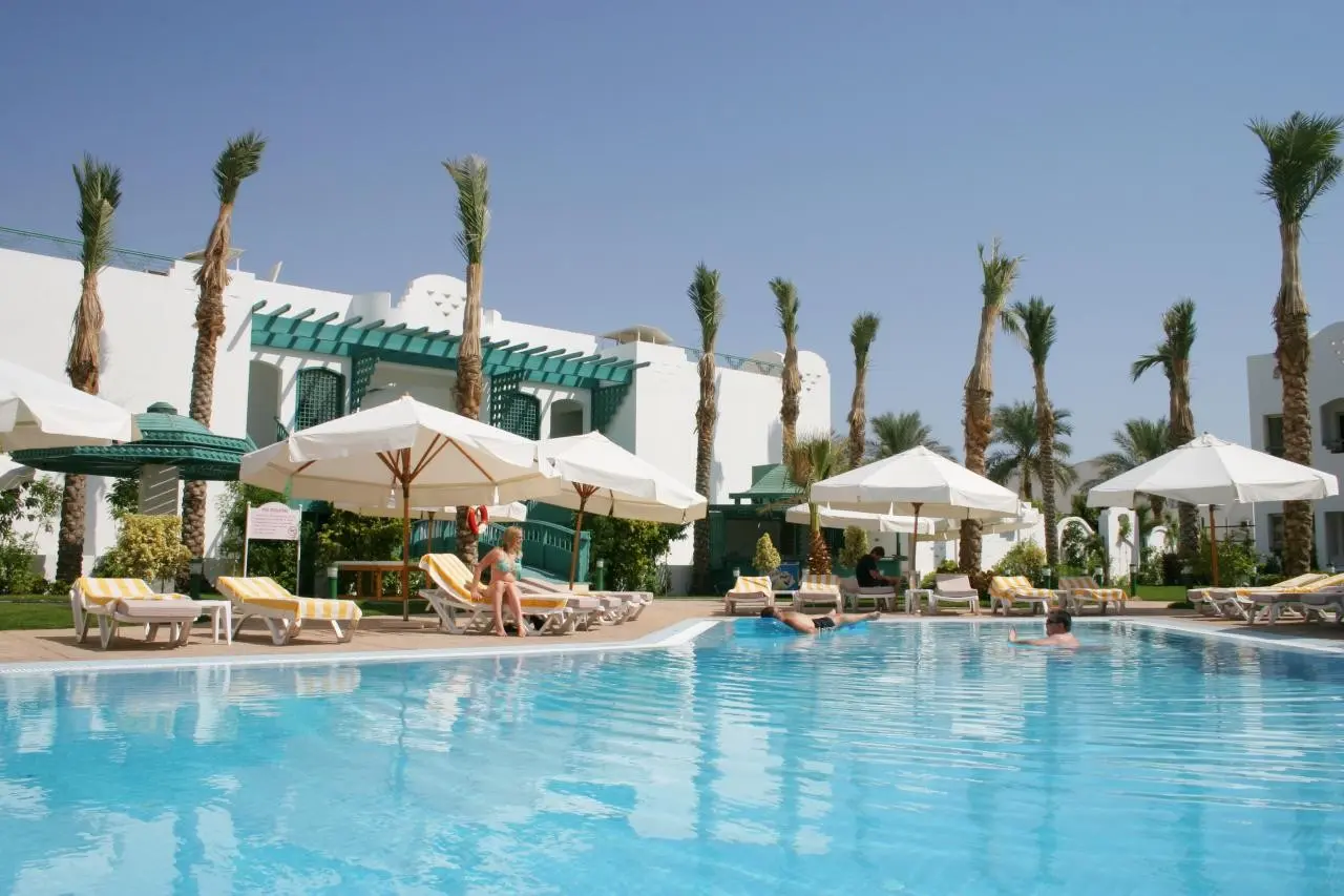 Basen w hotelu Falcon Hills