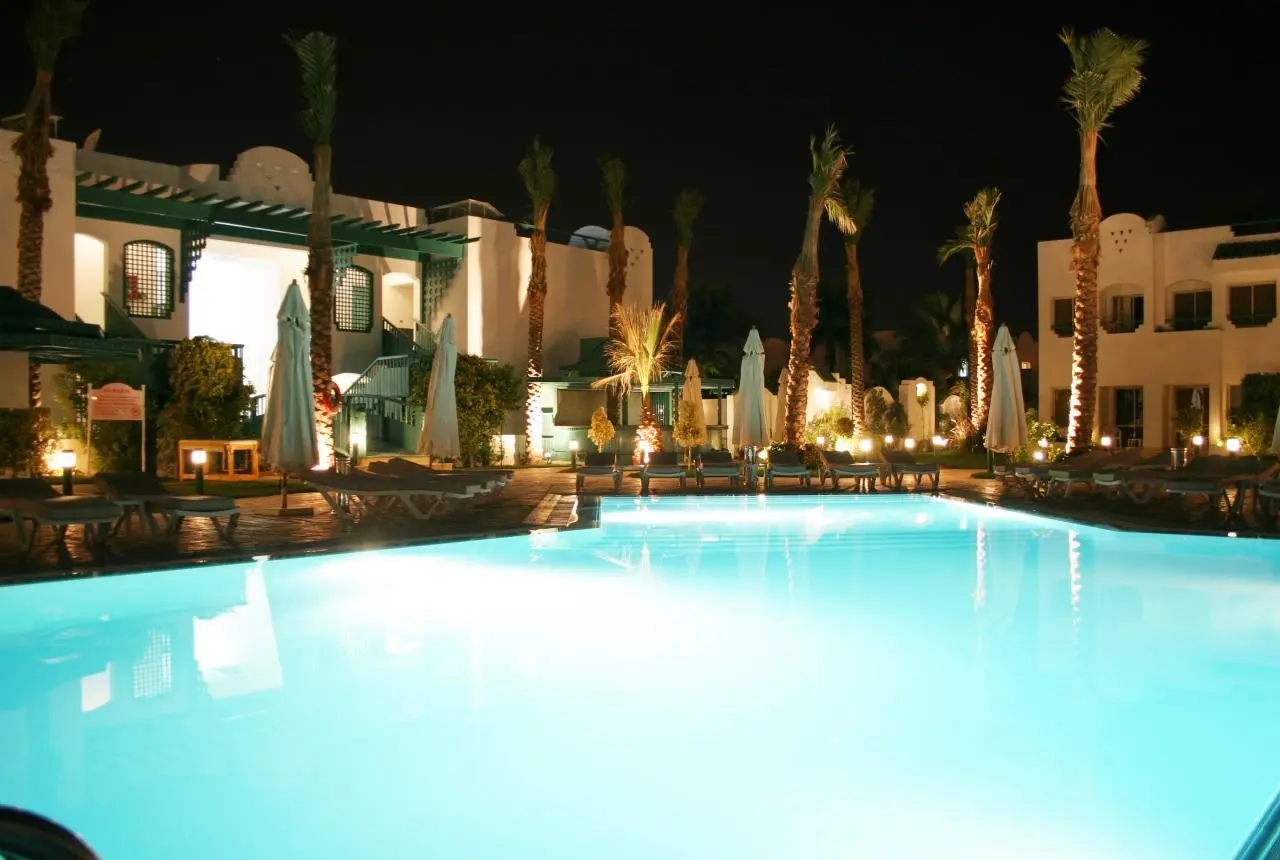 Basen w hotelu Falcon Hills