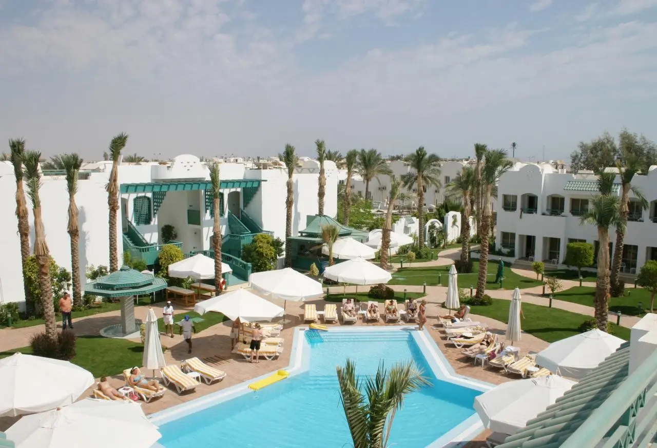 Basen w hotelu Falcon Hills