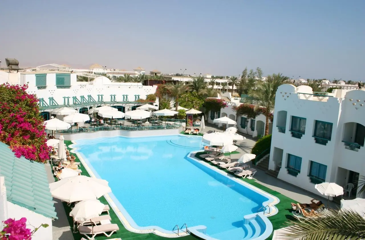 Basen w hotelu Falcon Hills