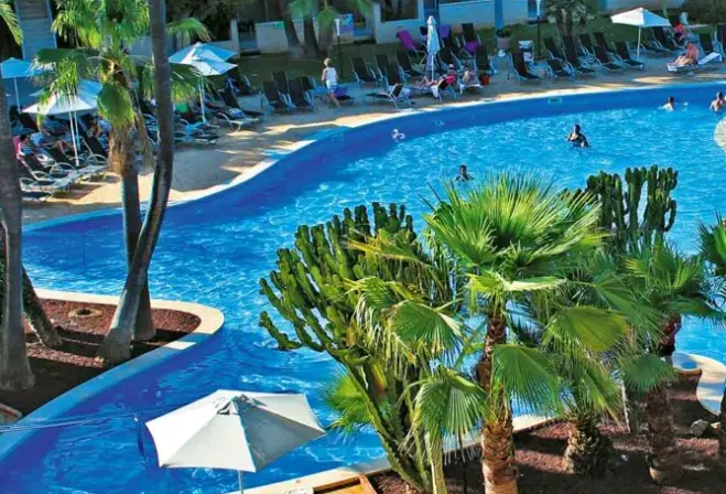 Basen w hotelu Fergus Club Palmanova Park
