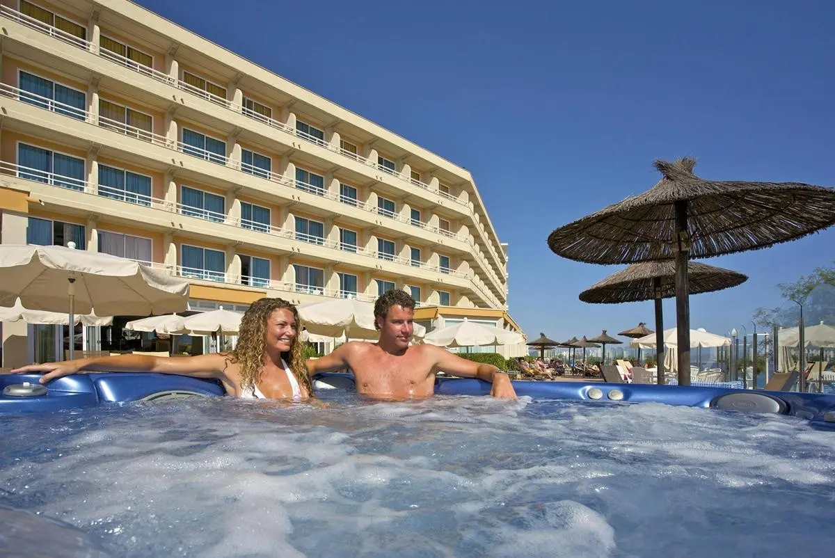 Basen w hotelu Ferrer Concorde Hotel & Spa