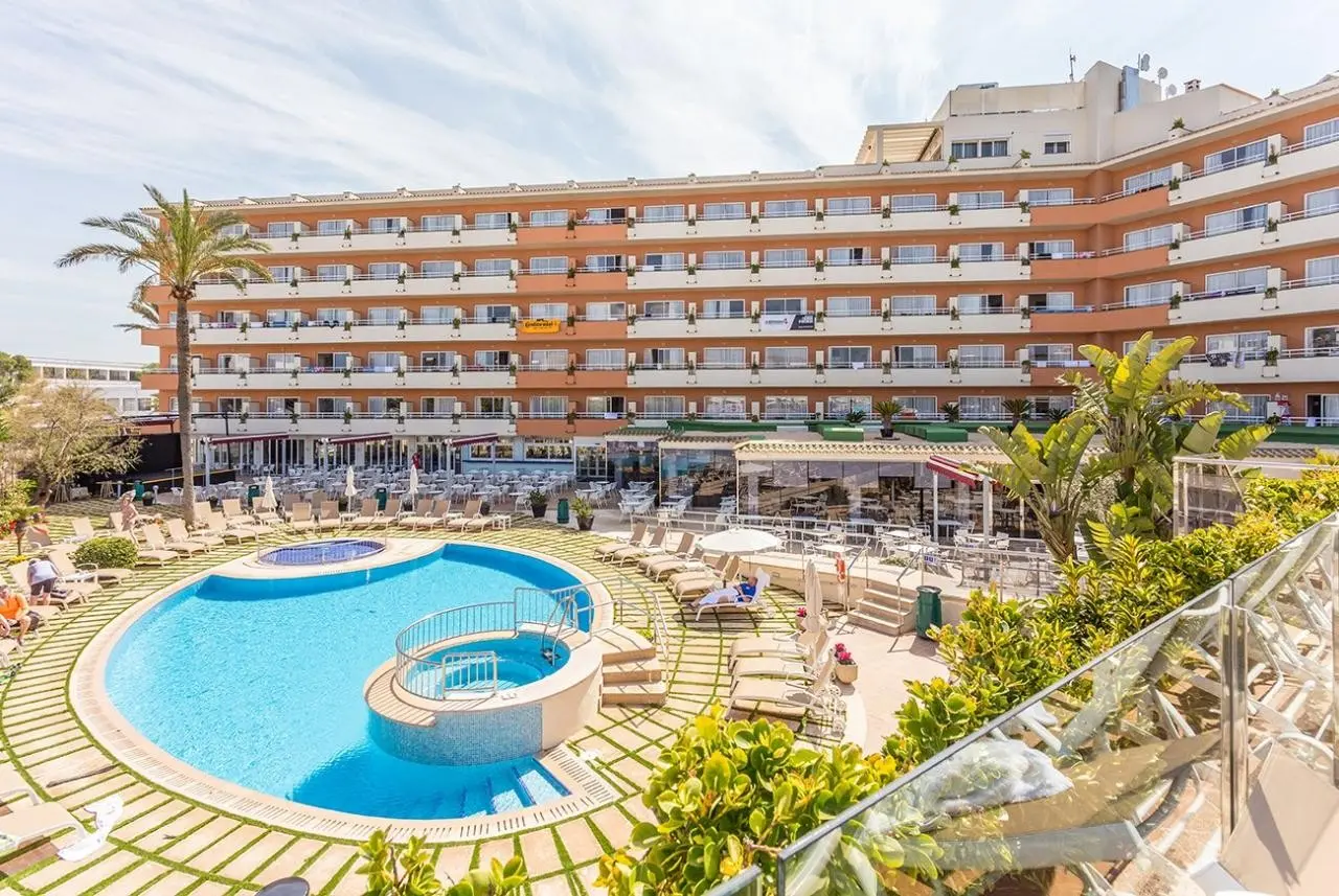 Basen w hotelu Ferrer Janeiro Hotel & Spa