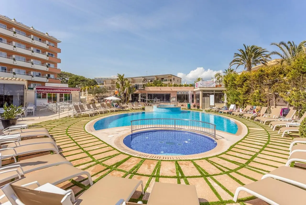 Basen w hotelu Ferrer Janeiro Hotel & Spa