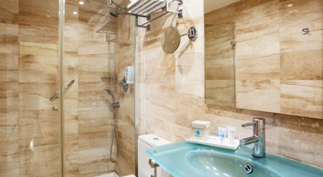 Łazienka w pokoju hotelu Grupotel Dunamar