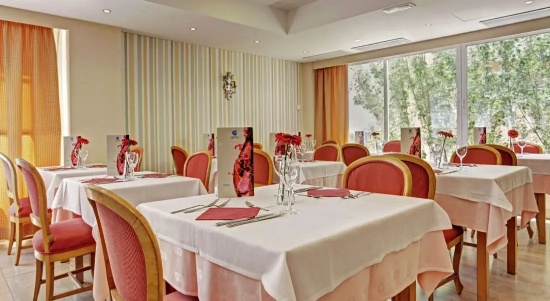 Restauracja i jedzenie w hotelu Grupotel Orient