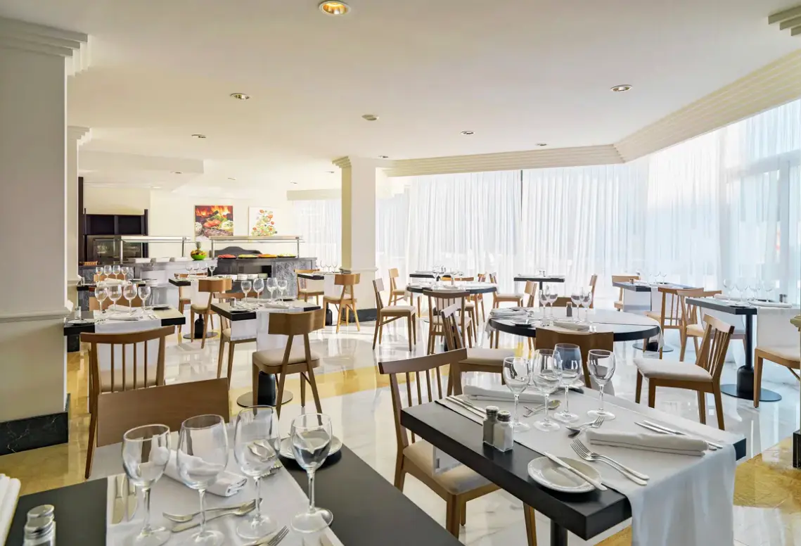Restauracja i jedzenie w hotelu H10 Blue Mar