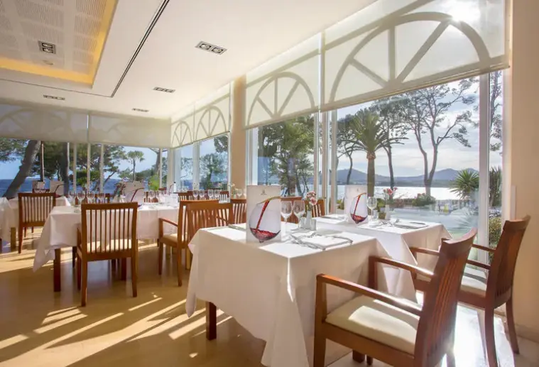 Restauracja i jedzenie w hotelu Hipotels Eurotel Punta Rotja