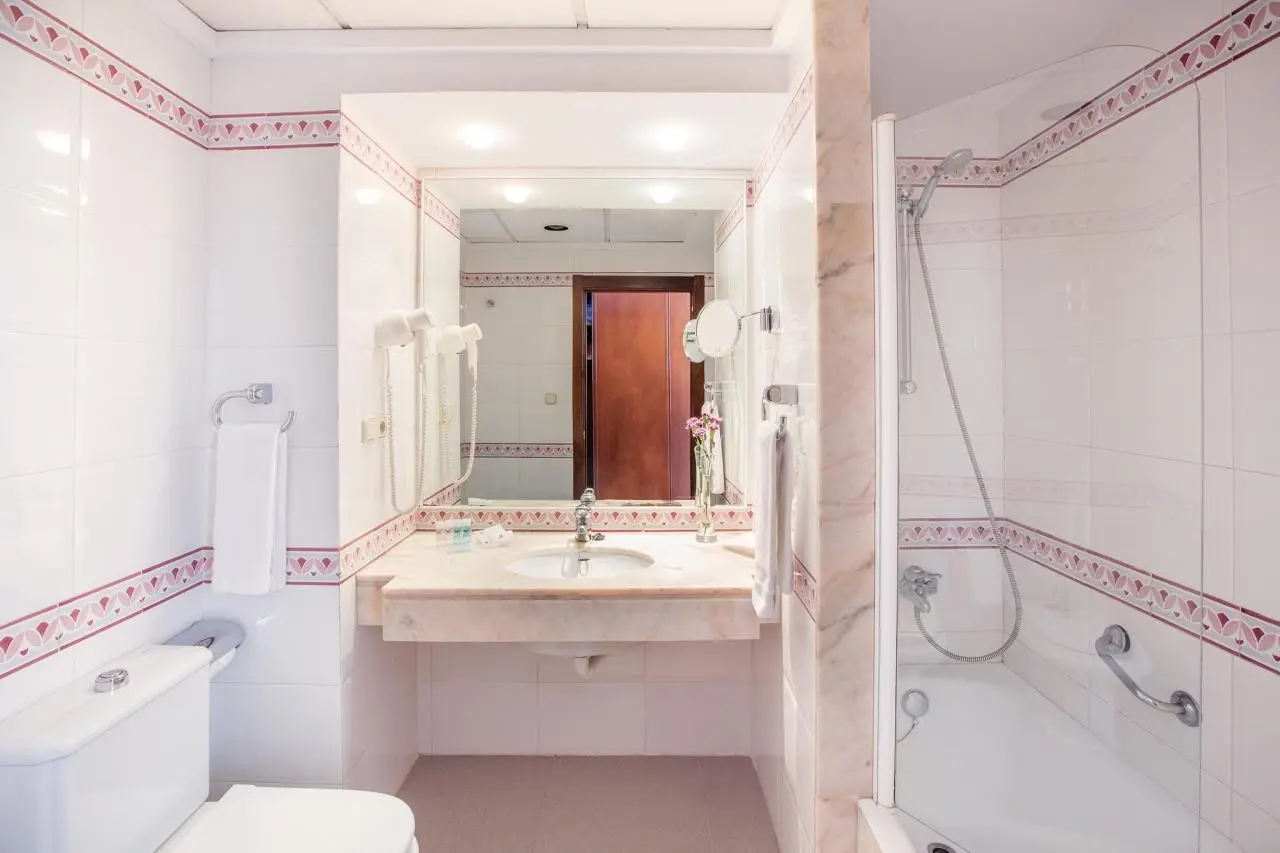 Łazienka w pokoju hotelu Hipotels Flamenco